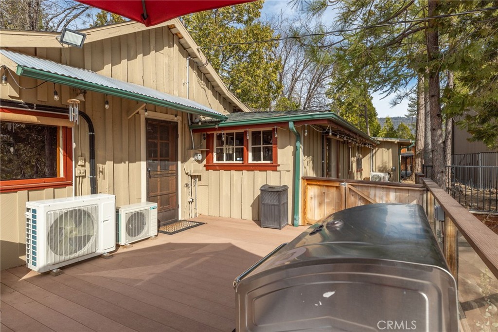 https://media.crmls.org/medias/2ca612ec-e432-4c73-8a28-ac081afa9242.jpg?preset=X-Large