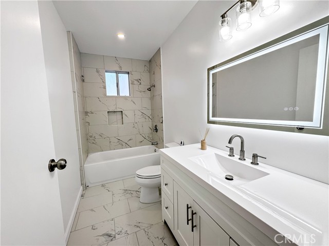 Detail Gallery Image 4 of 5 For 12930 Gilmore Ave, Los Angeles,  CA 90066 - 3 Beds | 2 Baths