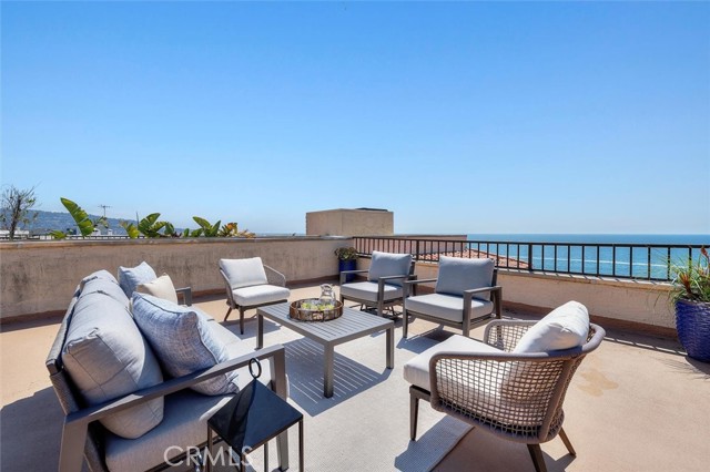 555 Esplanade, Redondo Beach CA: https://media.crmls.org/medias/2ca64046-e595-4b36-a884-fd1350cbee45.jpg