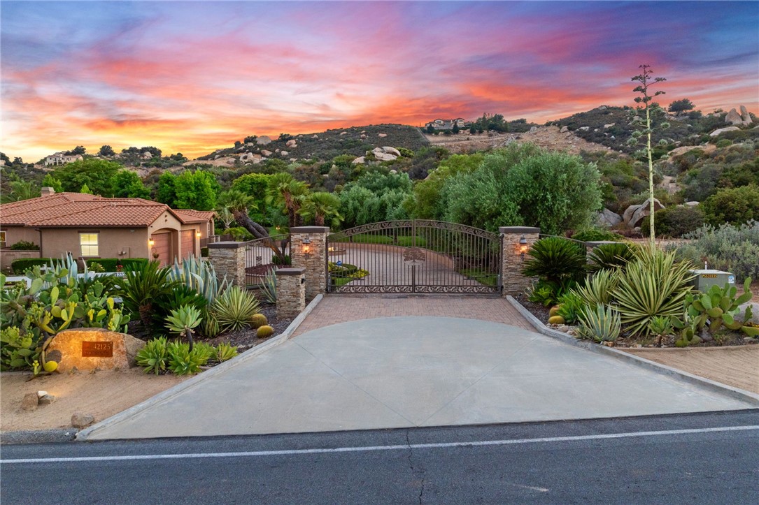 Detail Gallery Image 8 of 65 For 42125 Hacienda Dr, Murrieta,  CA 92562 - 3 Beds | 3 Baths