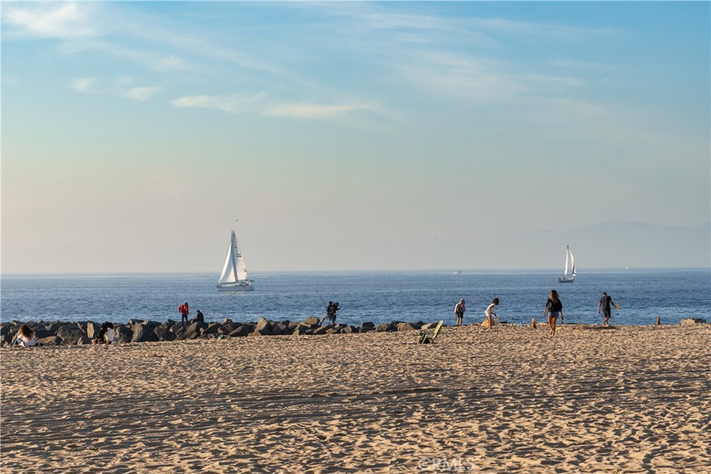 https://media.crmls.org/medias/2ca70ad4-2788-4b1c-9e50-d34e999bbb7e.jpg?preset=X-Large