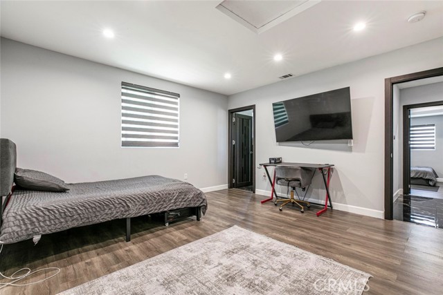 17800 Raymer Street, Sherwood Forest CA: https://media.crmls.org/medias/2ca7abdb-850b-43f6-b3f6-1d5dd182c053.jpg