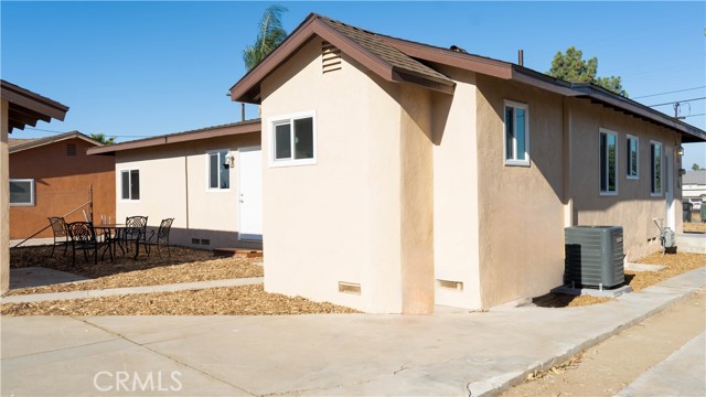 6323 Smith Avenue, Jurupa Valley CA: https://media.crmls.org/medias/2caae00c-9701-42ab-9376-37b7555fff07.jpg