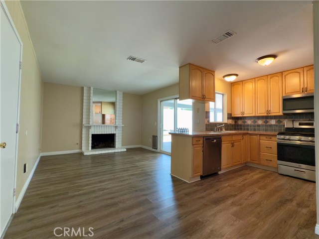 Detail Gallery Image 5 of 21 For 7497 Arroyo Vista Ave, Rancho Cucamonga,  CA 91730 - 3 Beds | 2 Baths