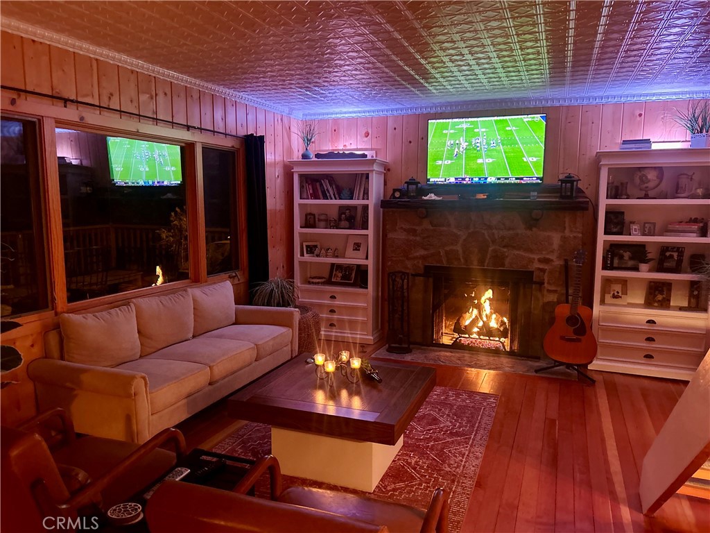 https://media.crmls.org/medias/2cadb984-d657-419f-a902-786da68a7ea0.jpg?preset=X-Large