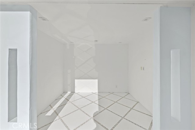 1046 N Hillcrest Road, Beverly Hills CA: https://media.crmls.org/medias/2cafb7ef-6e16-4e70-aa05-bd8a1d959aac.jpg