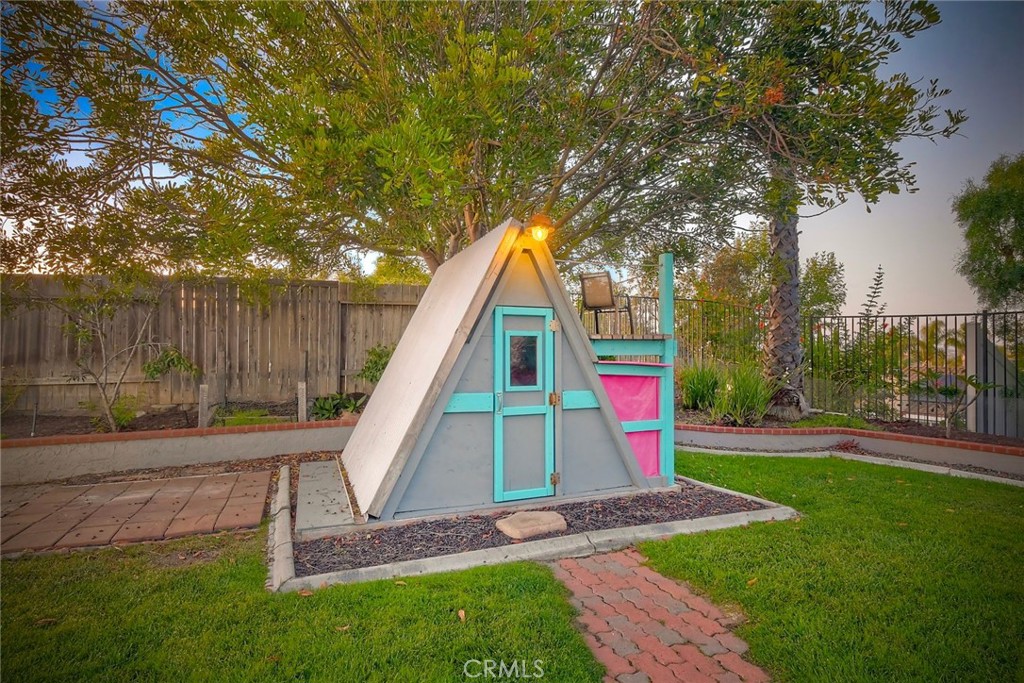 https://media.crmls.org/medias/2cb6adaf-8c78-4568-9da6-3929317fd831.jpg?preset=X-Large