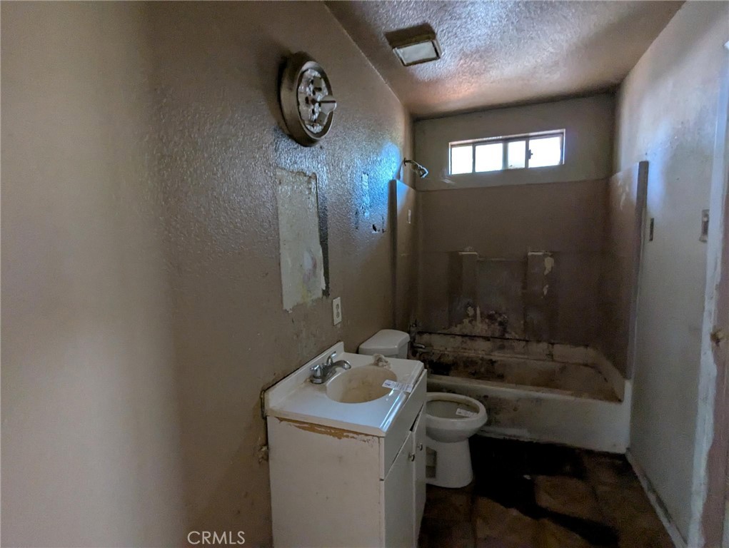 https://media.crmls.org/medias/2cb89040-4fde-49ba-b60f-f5900e62e9c2.jpg?preset=X-Large