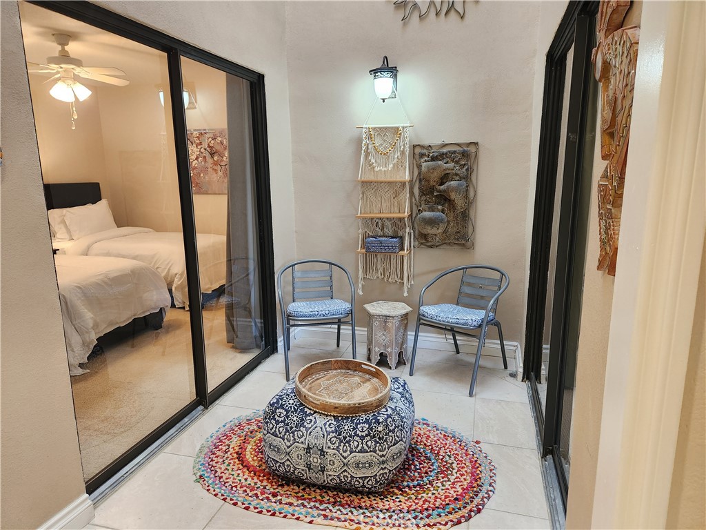 https://media.crmls.org/medias/2cbcf612-b122-4da8-a87f-0b23cddb1b94.jpg?preset=X-Large