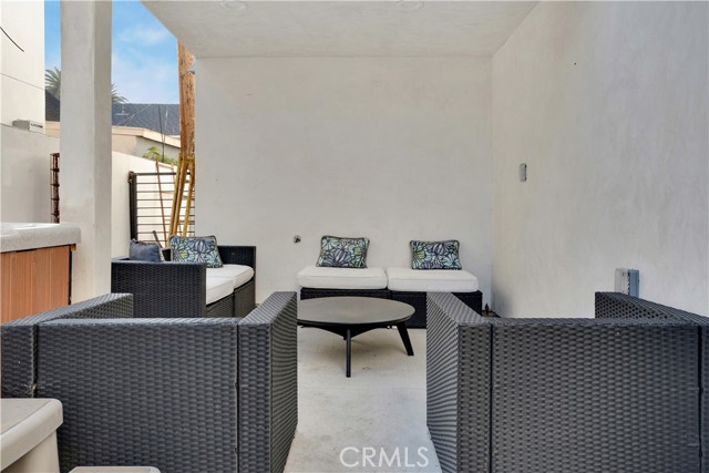 5226 W 20th Street, Los Angeles CA: https://media.crmls.org/medias/2cbd16c6-b4d7-4f04-8070-6e55949e22c8.jpg