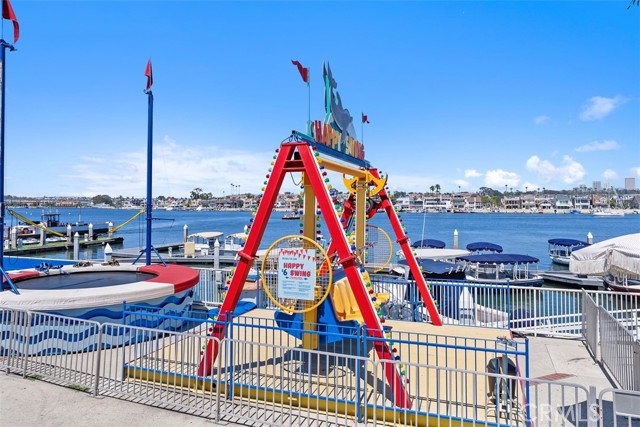 200 E Balboa Boulevard, Newport Beach CA: https://media.crmls.org/medias/2cbe6184-62d7-48b1-b676-acb8ff81eef6.jpg