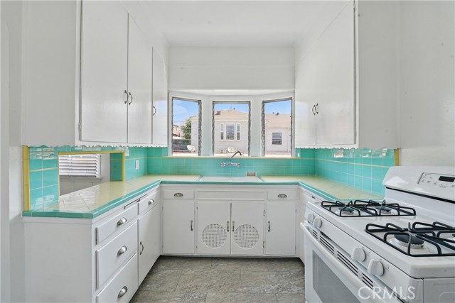1327 S Burnside Avenue, Los Angeles CA: https://media.crmls.org/medias/2cc2cda7-73ba-44b7-9f2e-8783649cad52.jpg