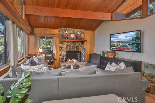 Detail Gallery Image 3 of 27 For 1121 Chateau Dr, Crestline,  CA 92325 - 2 Beds | 2 Baths