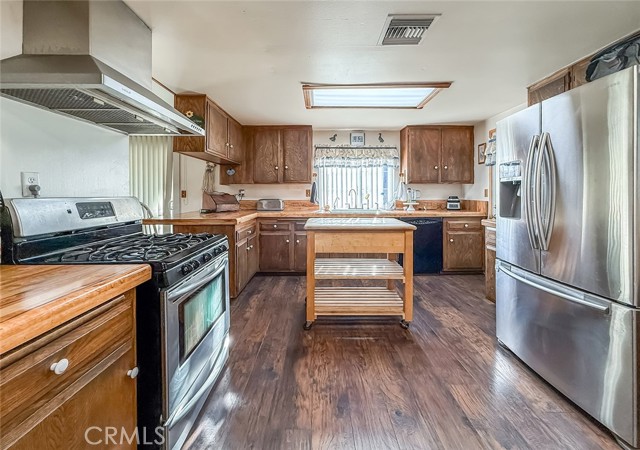 2191 Hilldale Avenue, Simi Valley CA: https://media.crmls.org/medias/2cc8a0fa-7cd7-4487-9f35-2195f3c9bbd2.jpg
