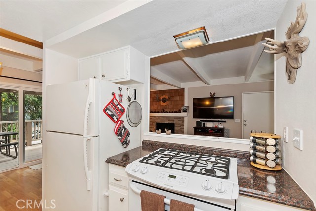 209 Cool Creek Lane, Lake Arrowhead CA: https://media.crmls.org/medias/2cc8ab84-5a1f-4b58-8dc1-f6288066f690.jpg