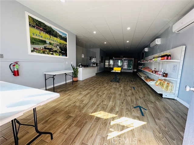 Showroom and retail