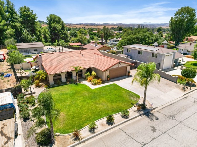 33127 Camelot Drive, Yucaipa CA: https://media.crmls.org/medias/2cca8114-5c7d-4d1d-8649-72b7edb4a755.jpg