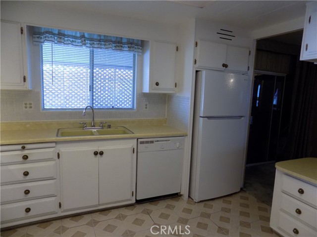 Detail Gallery Image 10 of 21 For 14000 El Evado Rd #33,  Victorville,  CA 92392 - 2 Beds | 2 Baths