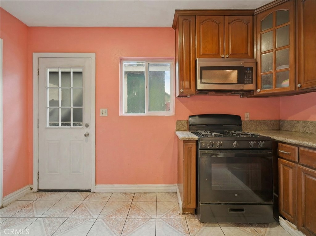https://media.crmls.org/medias/2ccc9927-93c0-4714-a2d3-38f3e968cc4a.jpg?preset=X-Large