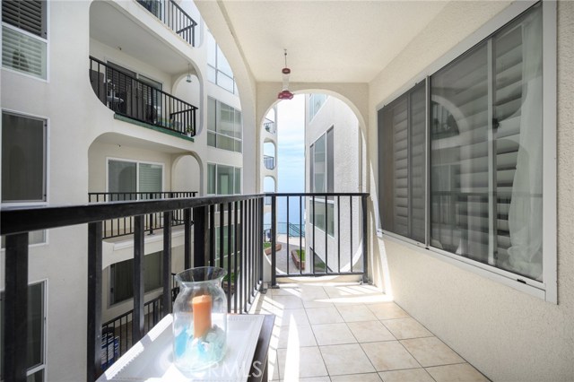565 Esplanade, Redondo Beach, California 90277, 1 Bedroom Bedrooms, ,Residential,Sold,Esplanade,SB21248131
