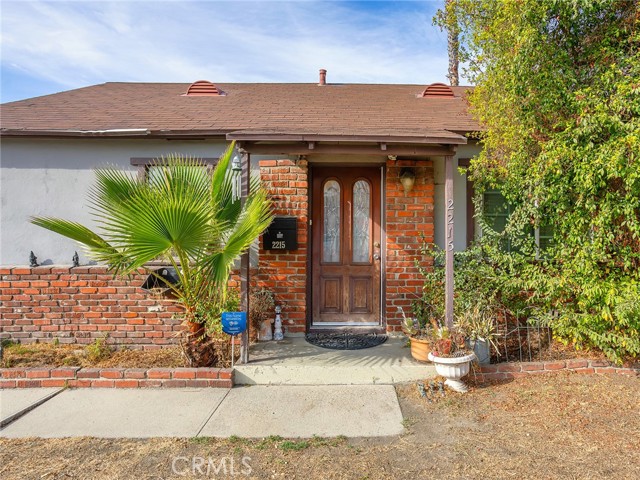 2215 N Brighton Street, Burbank CA: https://media.crmls.org/medias/2cd544ec-760d-4297-9b91-0ed29eb21f56.jpg