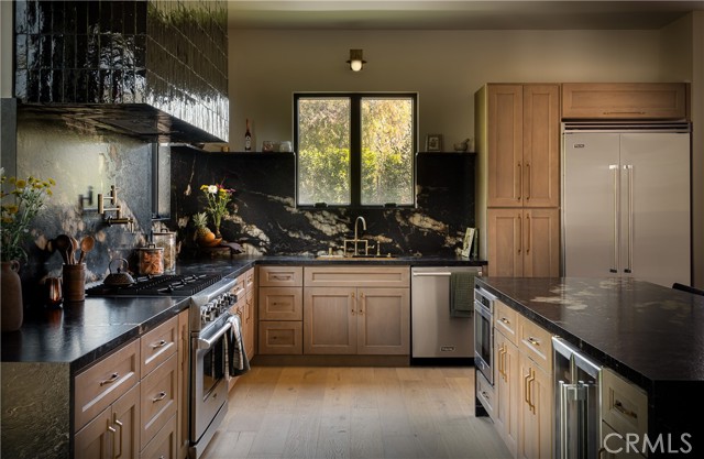 Detail Gallery Image 4 of 64 For 15719 Hartsook, Encino,  CA 91436 - 4 Beds | 4/1 Baths