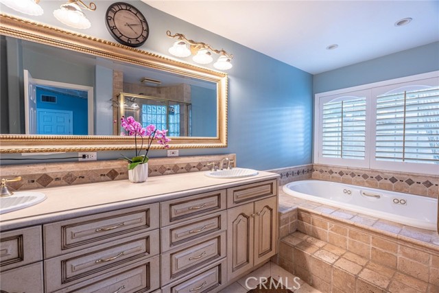 24208 Heritage Lane, Newhall CA: https://media.crmls.org/medias/2cd59411-9ae3-4788-8038-9ca8c3a45c4e.jpg