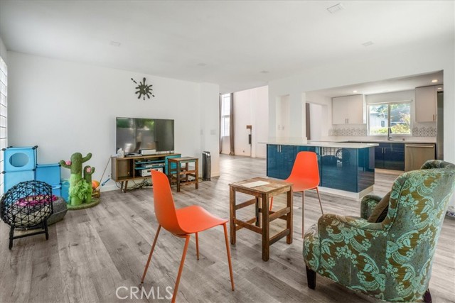 2481 S Bundy Drive, Los Angeles CA: https://media.crmls.org/medias/2cdacc54-b786-469d-a07c-fbd8dbc20697.jpg