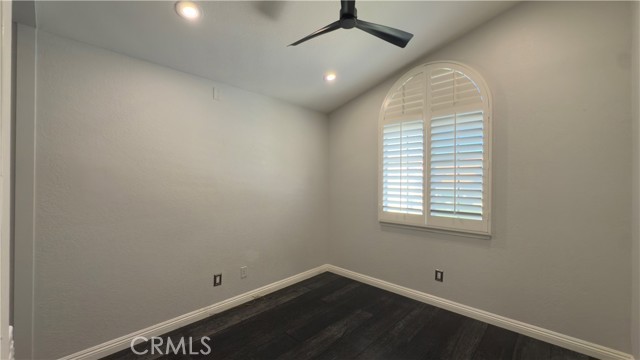 Detail Gallery Image 4 of 10 For 28786 Shadow Valley Ln, Saugus,  CA 91390 - 3 Beds | 3 Baths