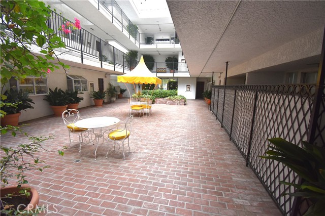 Detail Gallery Image 6 of 38 For 4950 Louise Ave #103,  Encino,  CA 91316 - 2 Beds | 2 Baths