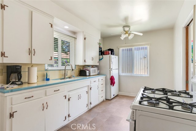 28 N Michigan Street, Redlands CA: https://media.crmls.org/medias/2cdec5c8-ef9b-4b54-a89c-4e8dd4068402.jpg