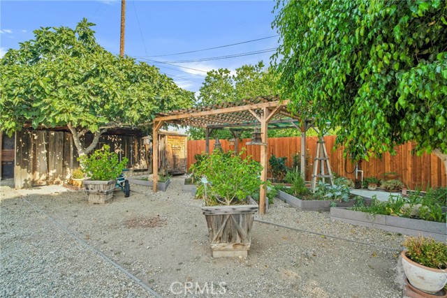 8666 Keokuk Avenue, Winnetka CA: https://media.crmls.org/medias/2ce2766d-71d5-48e0-a5b9-639589254c7f.jpg