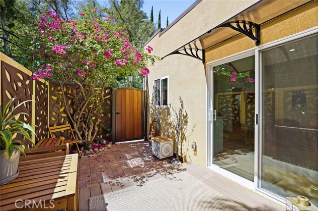 Detail Gallery Image 13 of 27 For 2258 Helios Dr, Los Angeles,  CA 90068 - 2 Beds | 1 Baths