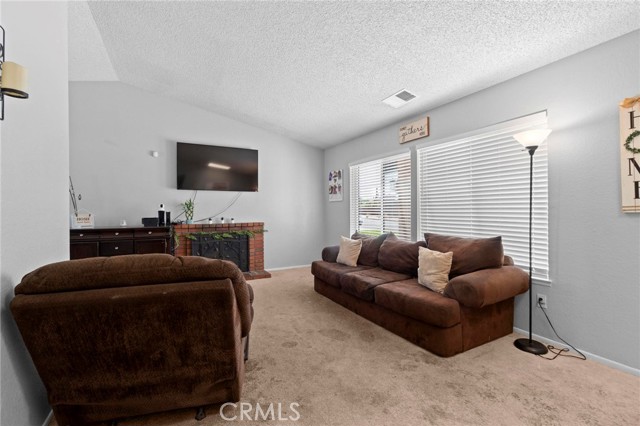 Detail Gallery Image 4 of 26 For 12831 Stage Coach Dr, Victorville,  CA 92392 - 3 Beds | 2 Baths