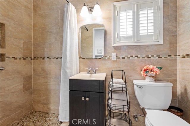513 E Hillsdale Street, Inglewood CA: https://media.crmls.org/medias/2ce66664-97ad-495a-9bbd-3f696cf506fa.jpg