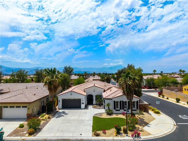 43875 Spiaggia Place, Indio CA: https://media.crmls.org/medias/2ce75cac-f1d5-4fae-9322-3373f61b6484.jpg