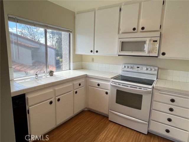 Detail Gallery Image 8 of 9 For 19547 Rinaldi St #27,  Porter Ranch,  CA 91326 - 3 Beds | 3 Baths