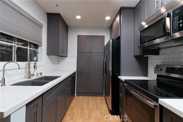 Detail Gallery Image 2 of 12 For 3500 S Greenville, Santa Ana,  CA 92704 - 2 Beds | 2 Baths