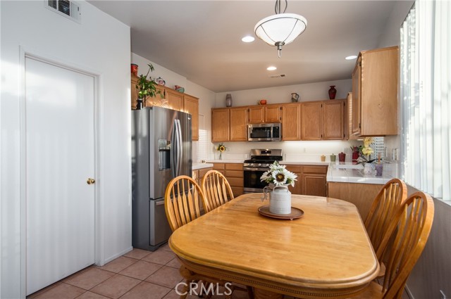 Detail Gallery Image 12 of 29 For 12721 Royal Oak Ct, Yucaipa,  CA 92399 - 4 Beds | 2/1 Baths