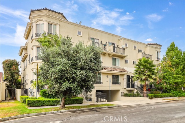 Detail Gallery Image 1 of 31 For 3501 Tilden Ave #8,  Los Angeles,  CA 90034 - 3 Beds | 3/1 Baths