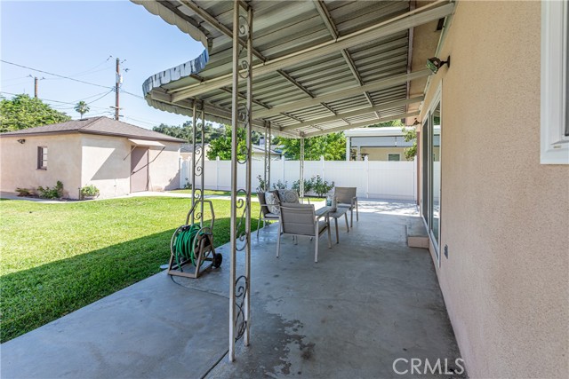 2219 W Clark Avenue, Burbank CA: https://media.crmls.org/medias/2cef4f4e-54df-4508-8236-92e520923a77.jpg