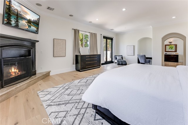 23123 Oxnard Street, Woodland Hills CA: https://media.crmls.org/medias/2cefdf25-65d8-4632-86dc-145fff6af1b2.jpg