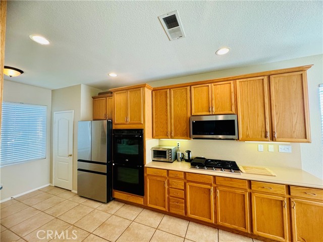 Detail Gallery Image 11 of 28 For 28238 Alton Way, Castaic,  CA 91384 - 4 Beds | 2/1 Baths