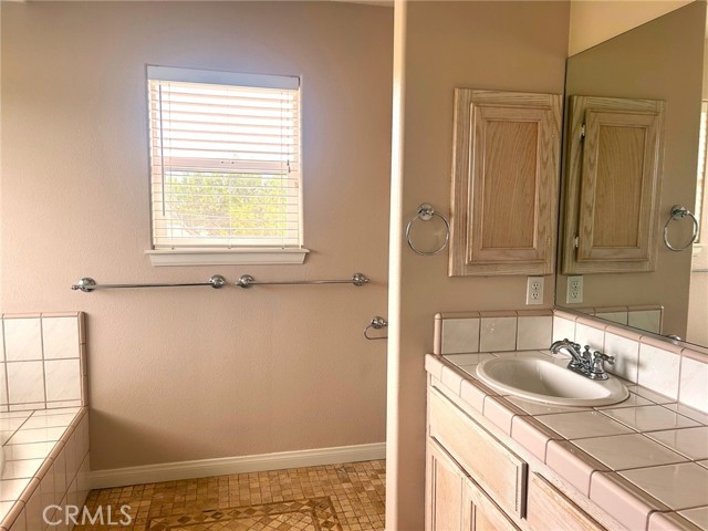 7076 Cataba Road, Oak Hills CA: https://media.crmls.org/medias/2cf174cd-b8d4-44ae-a3e6-fc73fc2f35a7.jpg