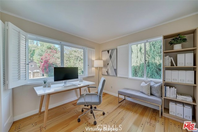 Detail Gallery Image 5 of 38 For 3826 Dixie Canyon, Sherman Oaks,  CA 91423 - 3 Beds | 3 Baths