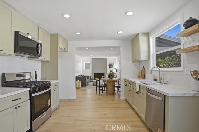 Detail Gallery Image 8 of 46 For 21045 Blythe St, Canoga Park,  CA 91304 - 4 Beds | 2 Baths