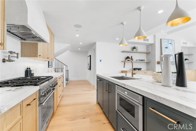 Detail Gallery Image 9 of 39 For 516 Acacia Ave #1/2,  Corona Del Mar,  CA 92625 - 3 Beds | 3/1 Baths