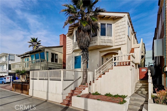 4117 The Strand (aka Ocean Dr) Drive Manhattan Beach, California Loaded with original Manhattan Beach cottage charm, this prime beachfront property offers a once-in-a-lifetime opportunity to set new roots down on a truly special piece of The Strand. Currently, an original 1939 duplex that features (2) 2 bed/1ba units facing The Strand sits on the 3,500 sf interior lot. A detached 1bd/1ba unit faces Ocean Dr. This property features classic beach vibes with hardwood floors, bright, sunny living areas & large picture windows to capture the panoramic views from Catalina to Malibu. The property offers much that can serve as design inspiration for a renovation project, or there is the option to make plans for a future new structure. There is a 3 car garage with tandem parking for up to 6. A nearby public parking area is ultra-convenient for visitors.