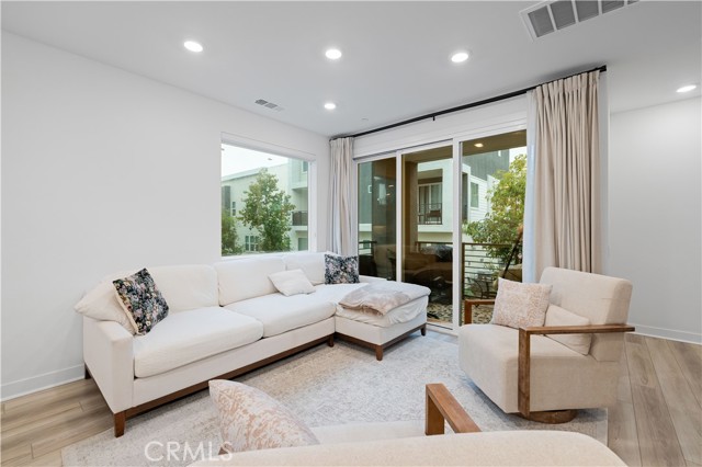 Detail Gallery Image 6 of 71 For 26799 Keystone Loop, Valencia,  CA 91381 - 3 Beds | 3 Baths