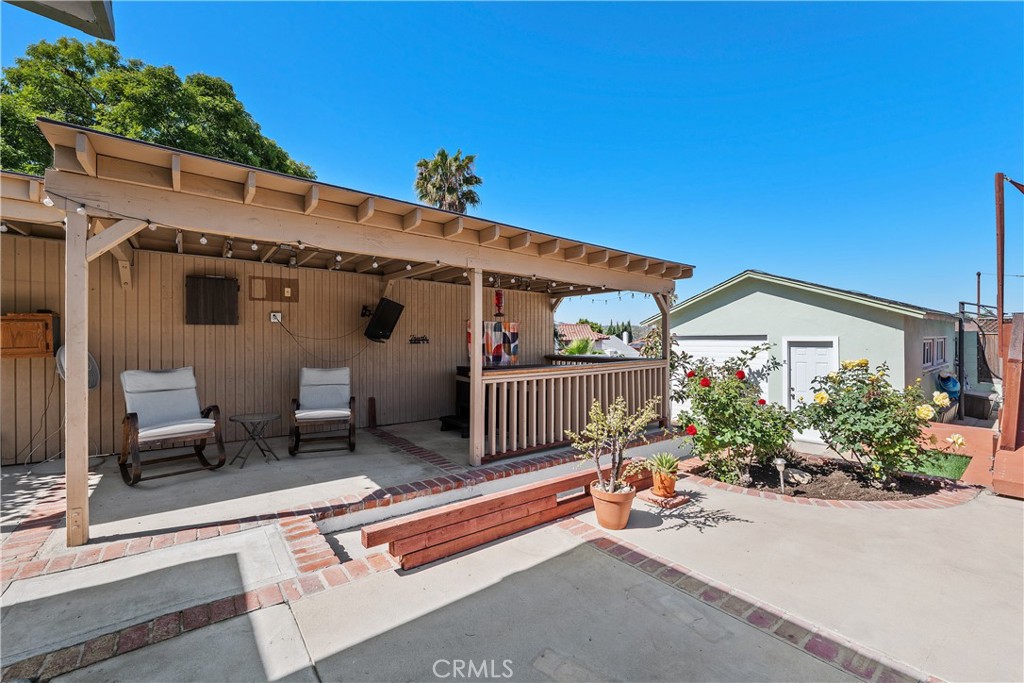 https://media.crmls.org/medias/2cf7c63b-9d0d-4701-a4ba-efd32583b3a2.jpg?preset=X-Large